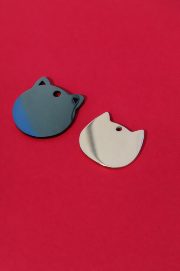 Oznaka za identifikaciju mačaka od nehrđajućeg čelika – Personalizirana (oblik mačke)