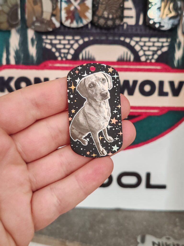 nox military dog tag s gravurom labradora Mone i prilagođenom pozadinom prema fotografiji.
