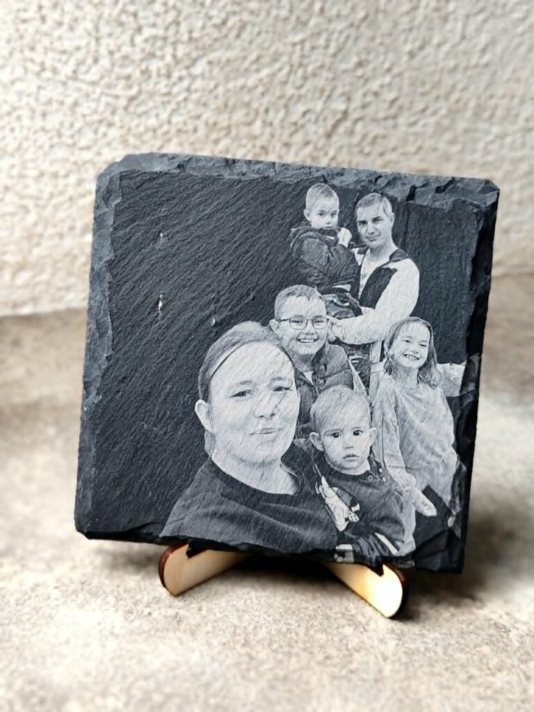 gravura na kvadratnom podmetaču od škriljevca 10 × 10 cm